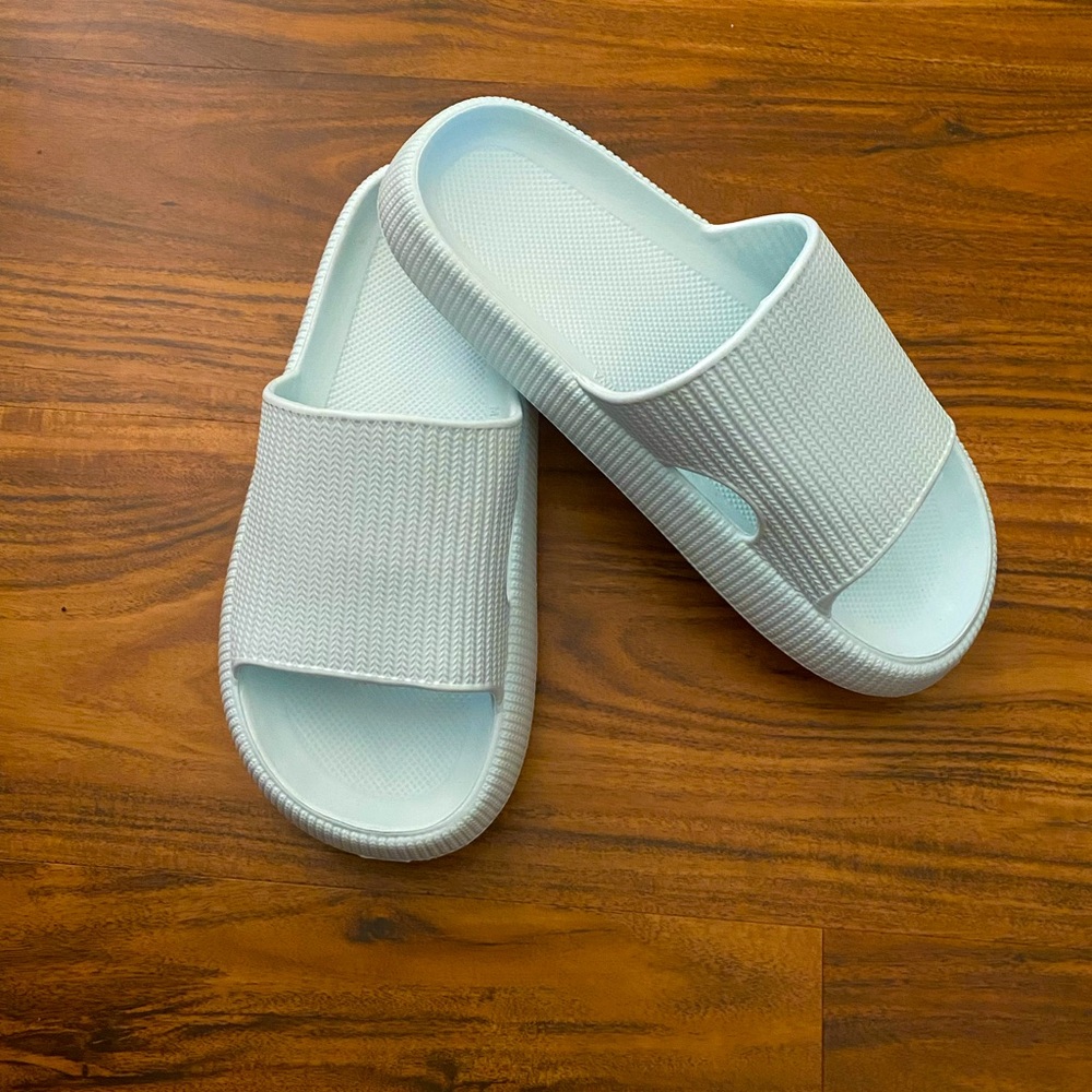 The Cloudies  (Original Tik Tok Famous Slides) Baby Blue Size 8.5-9  EUC